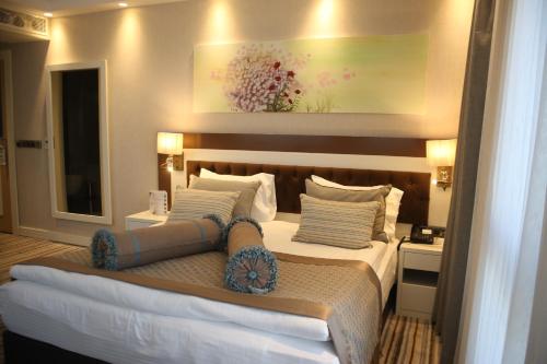 Una cama o camas en una habitación de Seven Deep Hotel