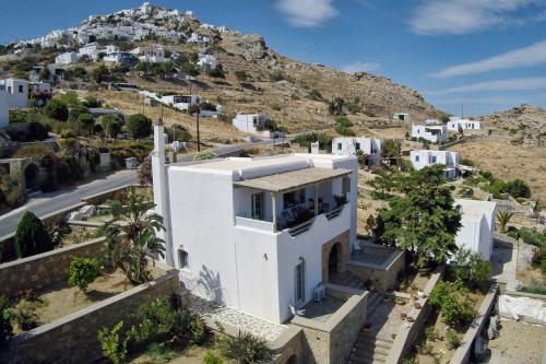 una casa blanca con una montaña en el fondo en The Blue Horizon Villa en Livadion