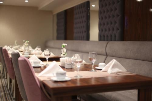 Un restaurante u otro lugar para comer en Seven Deep Hotel