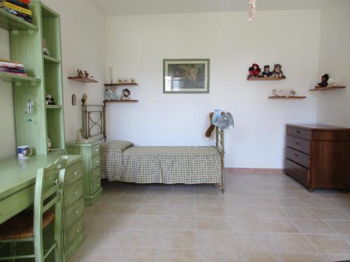 MelissanoにあるCasa Darioの緑のキャビネットと椅子が備わる客室です。