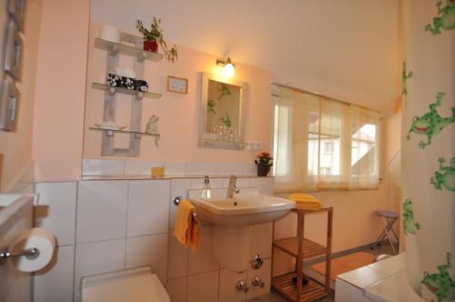 uma casa de banho com um lavatório e um WC em Villa LamBa Gastezimmer em Lorch