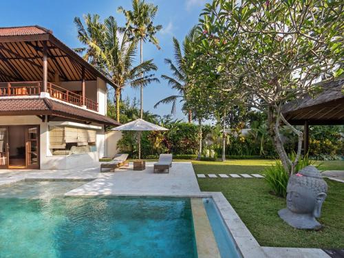 - une piscine dans l'arrière-cour d'une villa dans l'établissement Villa Candi Kecil Tujuh, à Ubud