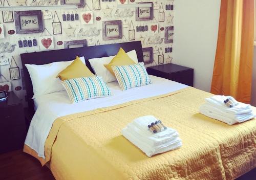 una camera da letto con un letto e due asciugamani di D@HOME a Roma