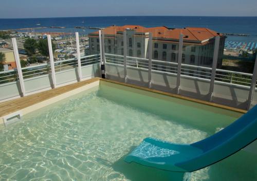 Bazén v ubytování Hotel Aragosta nebo v jeho okolí