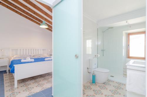 biała sypialnia z łóżkiem i łazienką w obiekcie Casa Canals w mieście Mancor del Valle