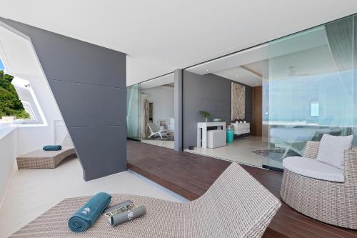 una sala de estar con vistas a una casa en Villa Atlantis 6 - Deluxe 2BDR, Sea View, Private Pool, en Chaweng Noi Beach