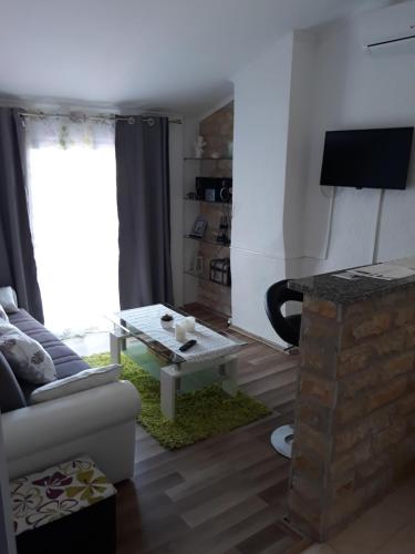 TV a/nebo společenská místnost v ubytování Lavanda Apartment & Studio - Old Town Mali Lošinj