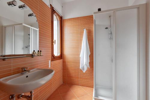 Hotel Riva tesisinde bir banyo