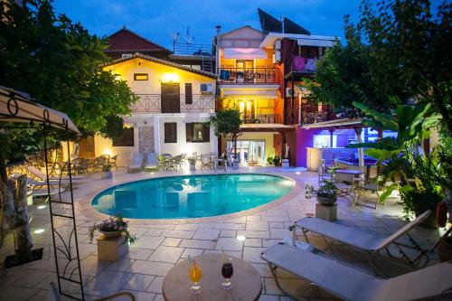 Bazén v ubytování Paradise Hotel nebo v jeho okolí