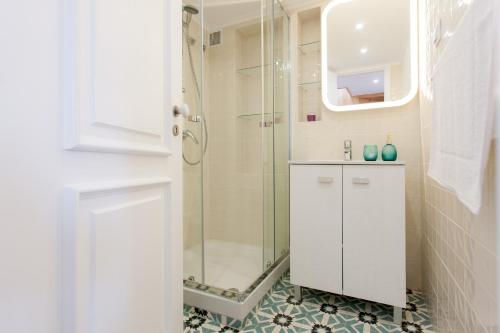 リスボンにあるLisbon Center Apartmentsの白いバスルーム(シャワー、シンク付)