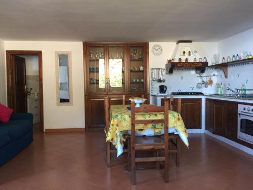 uma cozinha com mesa e cadeiras num quarto em La Nunziata em Positano