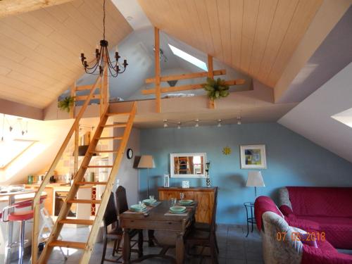 uma sala de estar e cozinha com uma escada em espiral numa casa em Ferienwohnung Maxima em Weiskirchen