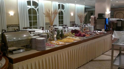 una línea de buffet en un hotel con comida. en San Pablo Rooms, en Córdoba