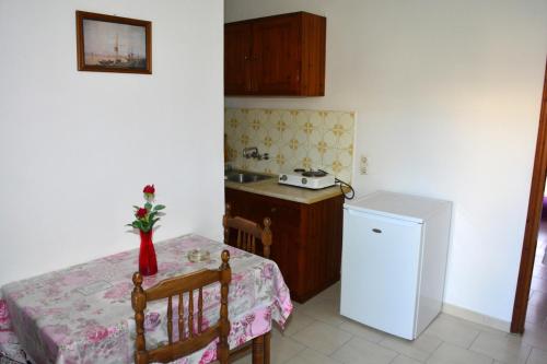 Ett kök eller pentry på Voula Apartments