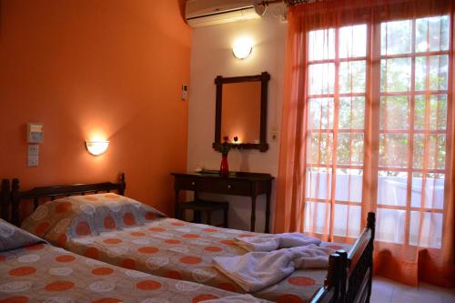 Ένα ή περισσότερα κρεβάτια σε δωμάτιο στο Διαμερίσματα Βούλα