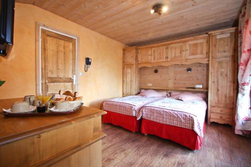 ein Schlafzimmer mit einem Bett und einer Holzdecke in der Unterkunft Alpen Roc in Morzine