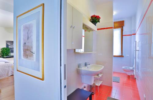Un baño de Rita's Garden