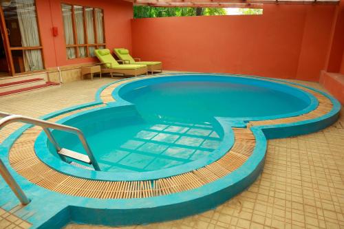 Bazén v ubytování SAJ Earth Resort & Convention Center , Kochi nebo v jeho okolí