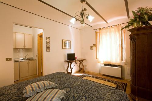a bedroom with a bed and a kitchen at Villa Gioia Civita in Fabriano