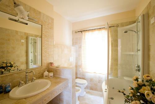 uma casa de banho com um lavatório, uma banheira e um WC. em Villa Gioia Civita em Fabriano