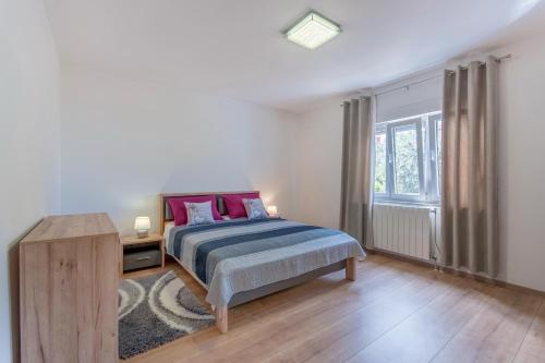 Llit o llits en una habitació de Apartment Luti Pula