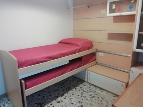 Habitación pequeña con 2 literas. en Casa vacanze La rosa bianca en San Benedetto del Tronto