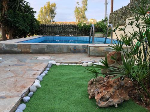 Piscina di Family Apartment Ammoudi with shared mini-pool o nelle vicinanze