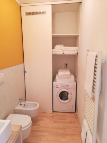 a bathroom with a washing machine and a washer at Residenza San Pietro in Vicenza