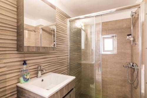 A bathroom at Mitropolis Old Town Apartment