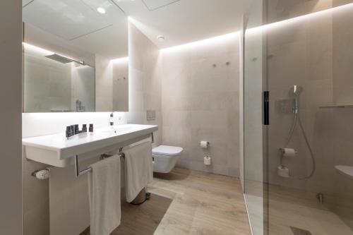 a bathroom with a sink and a shower and a toilet at Hotel & Spa Terraza 4 Sup in Roses