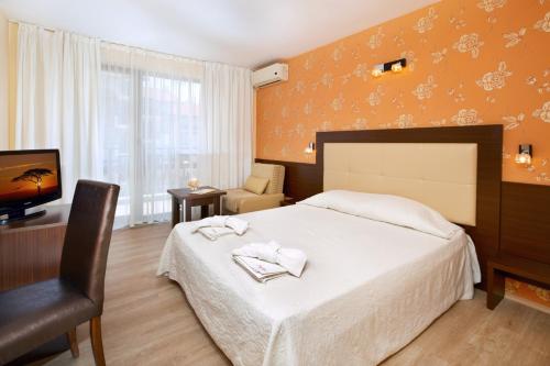 Un pat sau paturi într-o cameră la Relax Holiday Complex & Spa