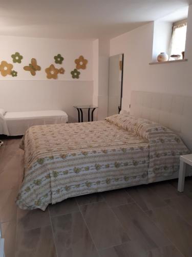 1 dormitorio con 1 cama grande en una habitación en Casa Romantica, en Bardolino