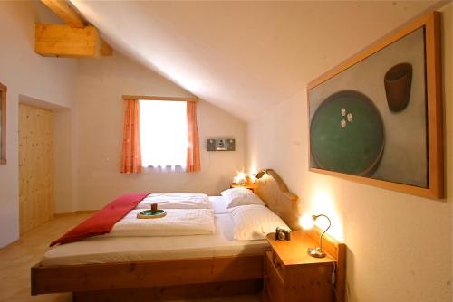 Un pat sau paturi într-o cameră la Hotel Tschitscher