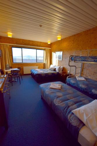 Postel nebo postele na pokoji v ubytování Alpine Resort Motel