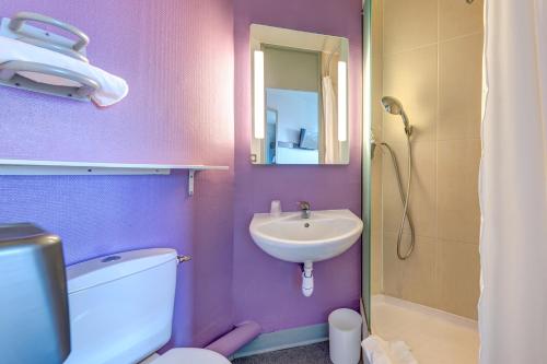 グッサンヴィルにあるB&B HOTEL Goussainville CDGの紫色のバスルーム(洗面台、トイレ付)