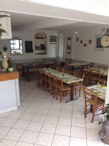 een eetkamer met tafels en stoelen in een restaurant bij Relais Maximilien in Sully-sur-Loire