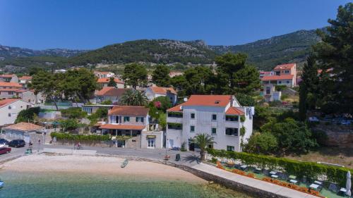 - une vue sur une ville avec une plage et des bâtiments dans l'établissement Apartments Laguna 2, à Bol