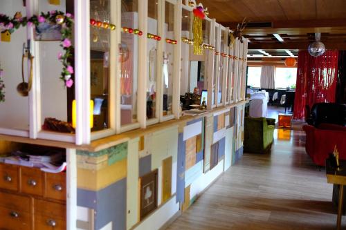a room with a shelf with books on it at Frida am Wald in Rasùn di Sotto