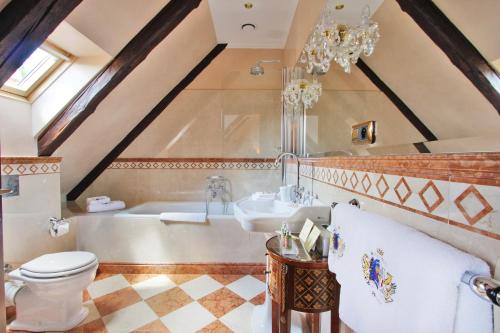Ett badrum på Alchymist Prague Castle Suites