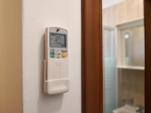 eine Maschine an der Seite einer Tür in der Unterkunft Apartments Jaksic in Postira