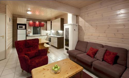 - un salon avec un canapé et une table dans l'établissement Himosport Apartments, à Jämsä