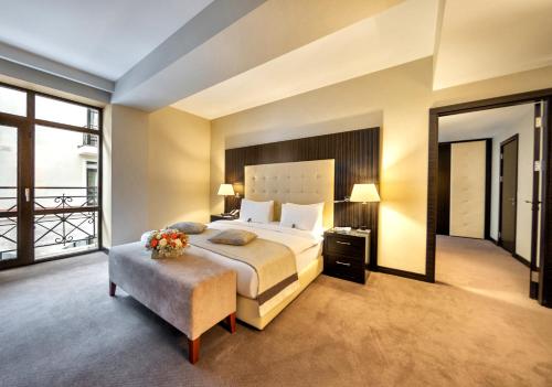 Postel nebo postele na pokoji v ubytování Crowne Plaza - Borjomi by IHG