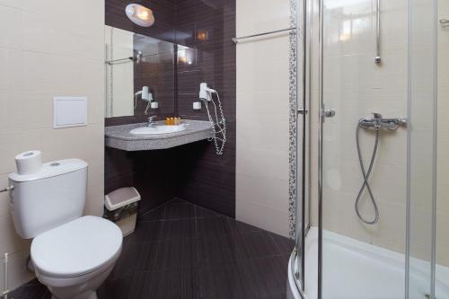 e bagno con servizi igienici, doccia e lavandino. di Relax Holiday Complex & Spa a Sunny Beach