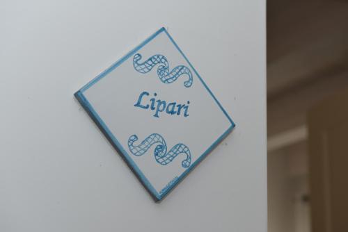 a sign hanging on a wall that reads library at Sciabika Home - Edificio Eolie in Castellammare del Golfo