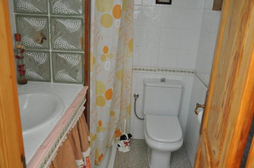 Et badeværelse på Bonita casa cálida para el relax con wifi