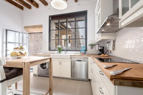 Kuchyň nebo kuchyňský kout v ubytování Townhouse Can Butxaca By homevillas360