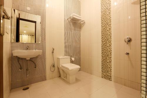 a bathroom with a toilet and a sink at Hotel Chanakya inn in New Delhi