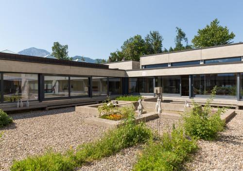 a building with a garden in front of it at B&B Hotel Mattli Übernachtung Frühstück in Morschach