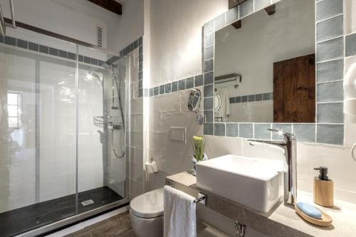 Kúpeľňa v ubytovaní Townhouse Can Butxaca By homevillas360