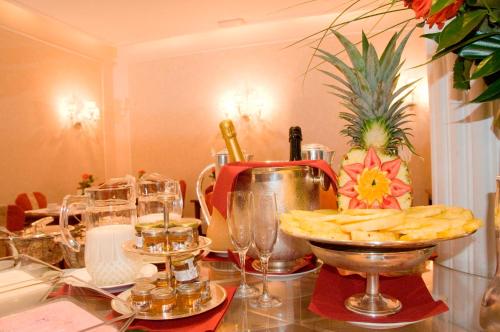 a table with wine glasses and a bowl of french fries at Hotel De La Ville in Florence